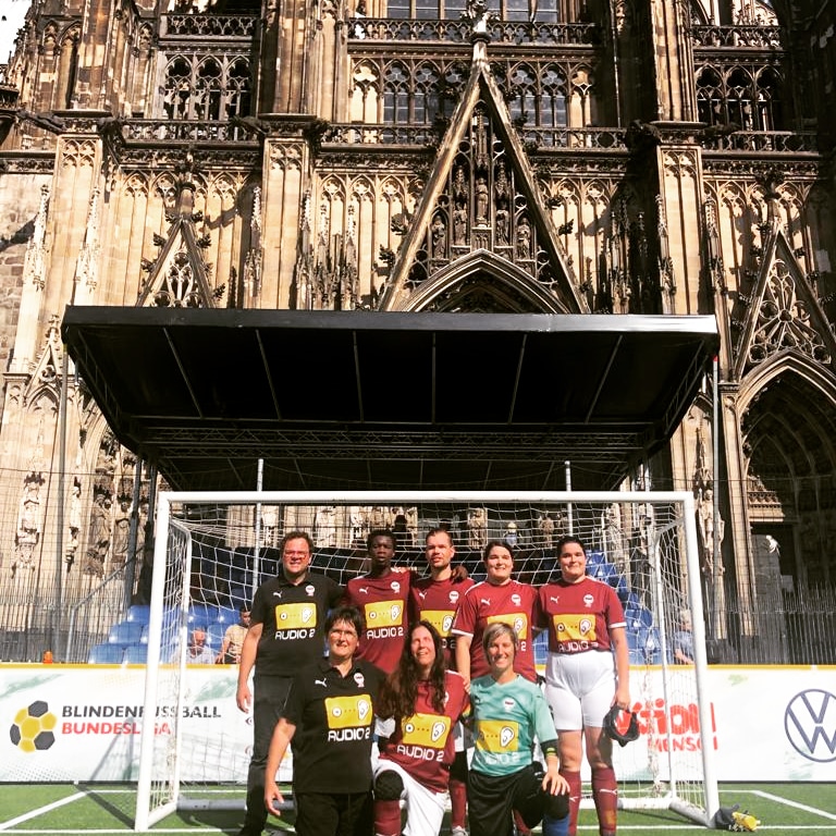 Das Team vor dem Kölner Dom.